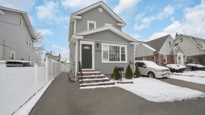 Exterior, Facade, American Craftsman