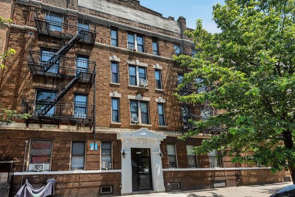 Exterior, Facade, Brick Facade, Rowhouse