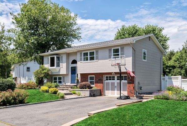 Attached, Exterior, Facade, Brick Facade, Raised Ranch