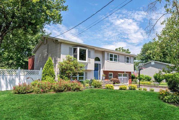 Attached, Exterior, Facade, Brick Facade, Raised Ranch