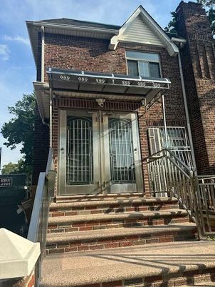 Exterior, Facade, Brick Facade, Rowhouse