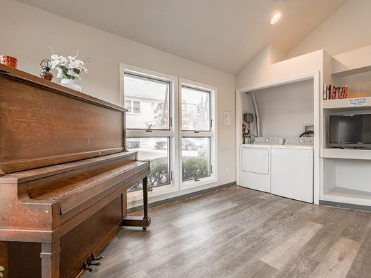 Interior, Piano, Recessed Lighting, Washer, Wood Texture Flooring