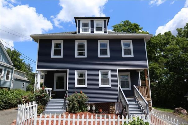 Exterior, Facade, American Foursquare
