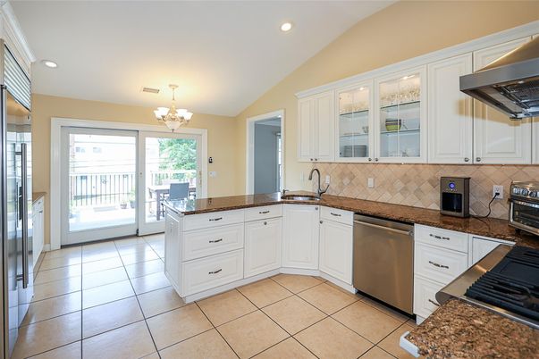 Chandelier, Interior, Kitchen, Recessed Lighting, Stainless Steel Appliances