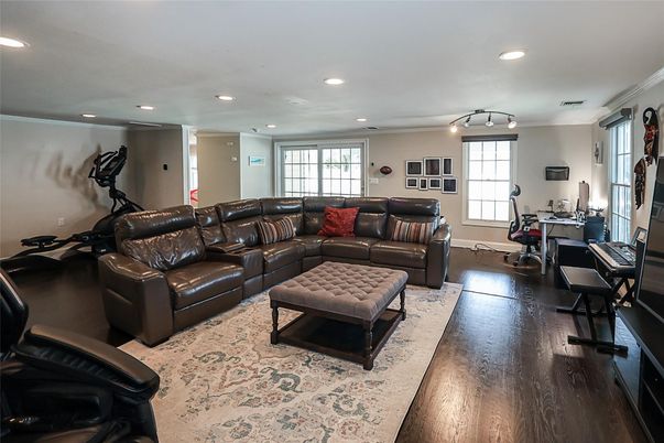 Fitness Equipment, Interior, Living room, Recessed Lighting, Wood Texture Flooring