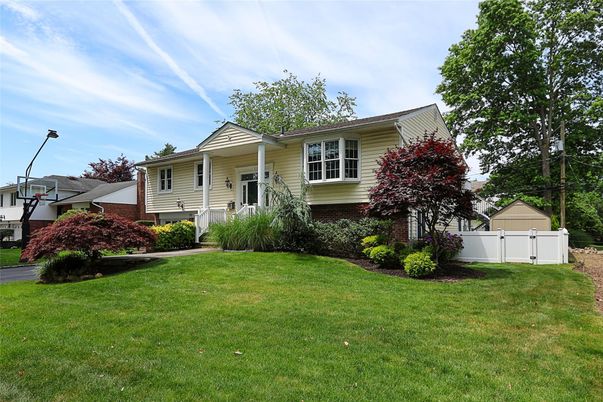 Backyard, Exterior, Facade, Raised Ranch