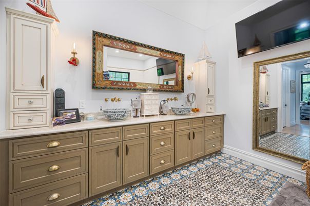 Bathroom, Dual Sink Vanities, Interior