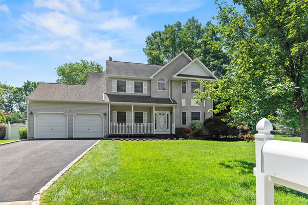 Attached, Exterior, Facade, Farmhouse