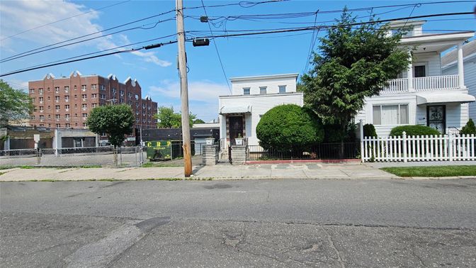 Exterior, Facade, Rowhouse