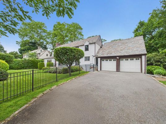 Attached, Exterior, Facade, Cape Cod