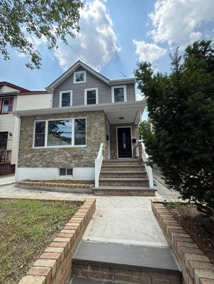 Exterior, Facade, Raised Ranch