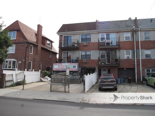 Exterior, Facade, Brick Facade, Rowhouse