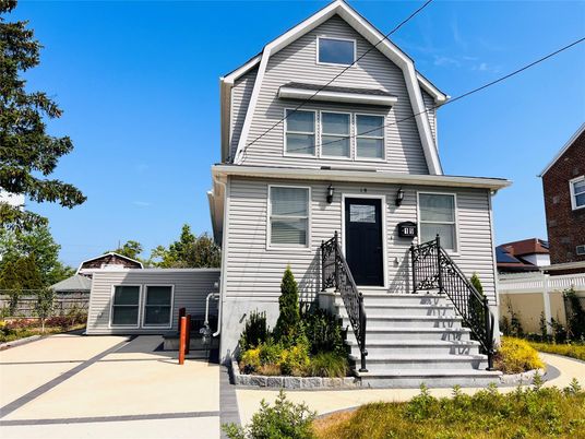 Exterior, Facade, Queen Anne Victorian