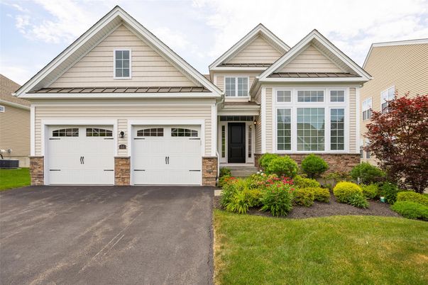 Attached, Exterior, Facade, American Craftsman