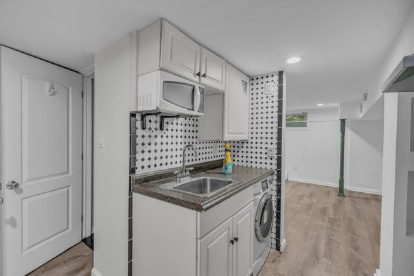 Interior, Recessed Lighting, Washer, Wood Texture Flooring