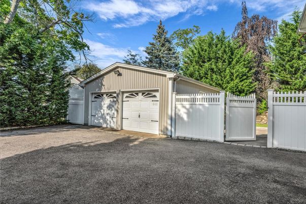Detached Garage, Exterior
