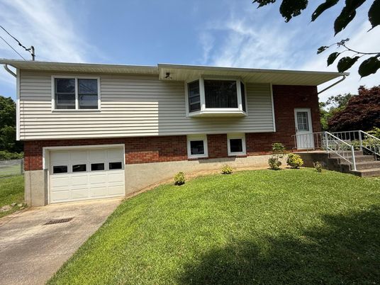 Attached, Exterior, Facade, Brick Facade, Raised Ranch