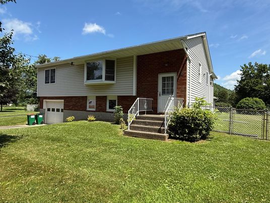 Attached, Exterior, Facade, Brick Facade, Raised Ranch