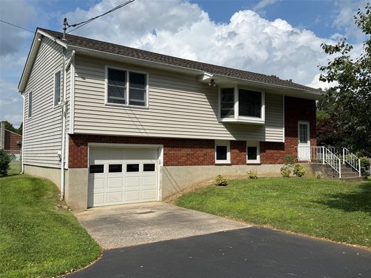 Attached, Exterior, Facade, Brick Facade, Raised Ranch