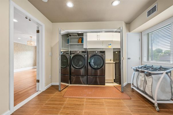 Interior, Recessed Lighting, Washer, Wood Texture Flooring