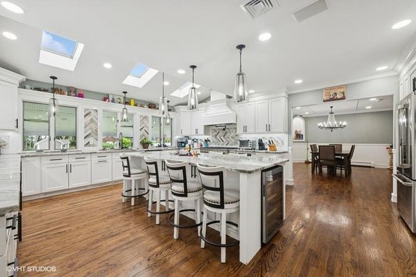 Chandelier, Dining room, Interior, Kitchen, Pendant Lights, Recessed Lighting, Wood Texture Flooring