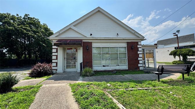 Exterior, Facade, Brick Facade, American Craftsman