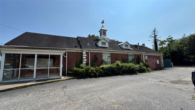 Exterior, Facade, Brick Facade, Cape Cod