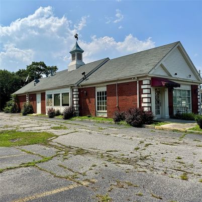 Exterior, Facade, Brick Facade, Ranch