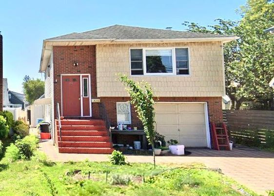 Attached, Exterior, Facade, Brick Facade, Raised Ranch