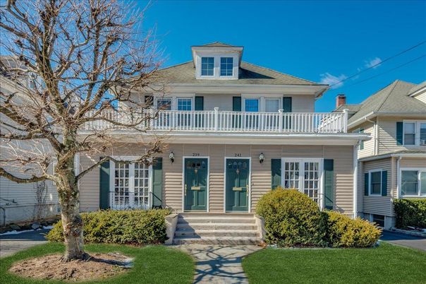 Exterior, Facade, American Foursquare