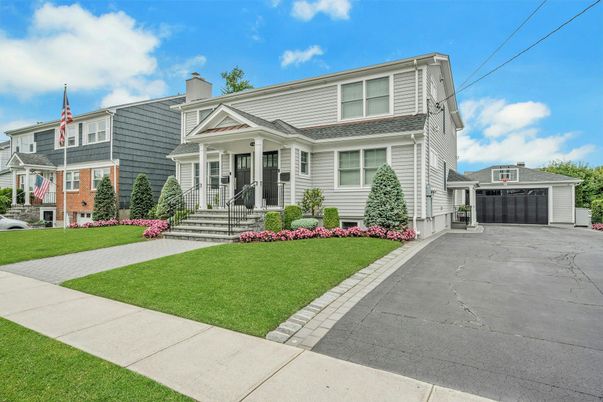 Exterior, Facade, American Foursquare