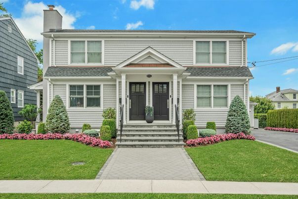 Exterior, Facade, American Foursquare