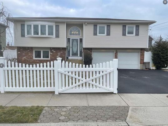 Attached, Exterior, Facade, Brick Facade, Raised Ranch