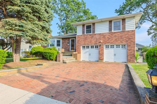 Attached, Exterior, Facade, Brick Facade, Split Level