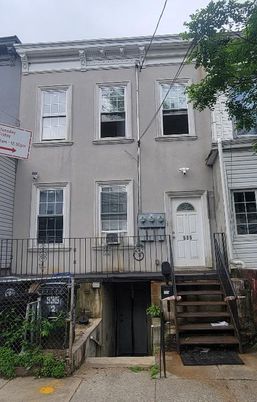 Exterior, Facade, Rowhouse