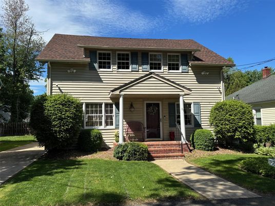 Exterior, Facade, American Foursquare