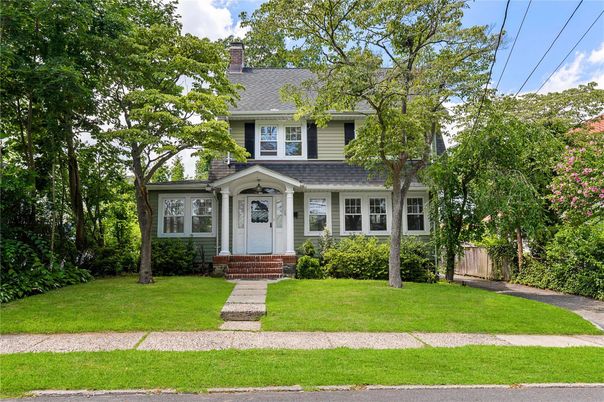 Exterior, Facade, American Foursquare