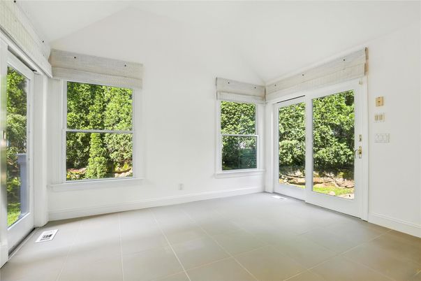 Empty room, Interior