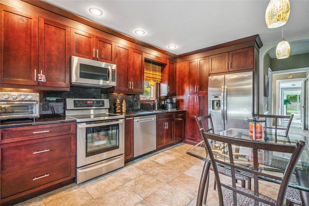 Dining room, Interior, Kitchen, Pendant Lights, Recessed Lighting, Stainless Steel Appliances