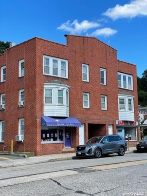 Exterior, Facade, Brick Facade, Rowhouse