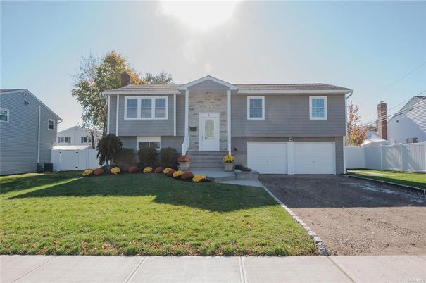 Attached, Exterior, Facade, Raised Ranch
