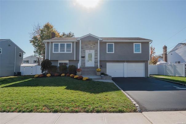 Attached, Exterior, Facade, Raised Ranch