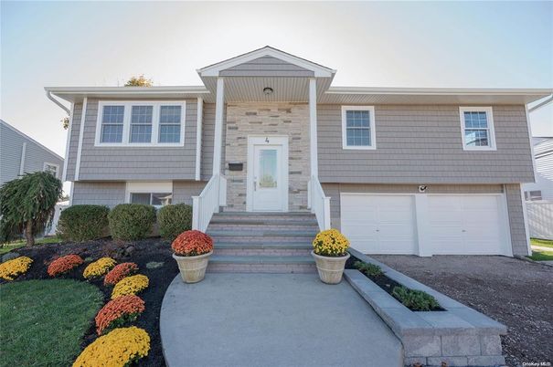 Attached, Exterior, Facade, Raised Ranch