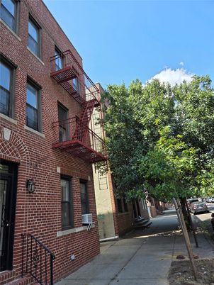 Exterior, Facade, Brick Facade, Rowhouse