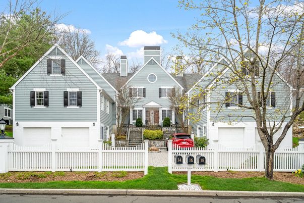 Attached, Exterior, Facade, Queen Anne Victorian