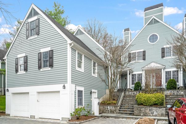 Attached, Exterior, Facade, Queen Anne Victorian
