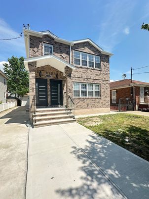 Exterior, Facade, Brick Facade, American Craftsman