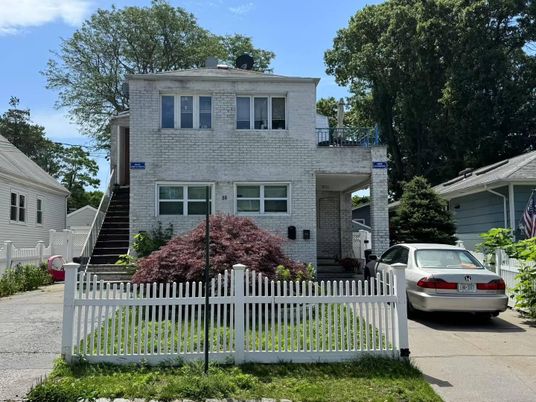 Exterior, Facade, American Foursquare