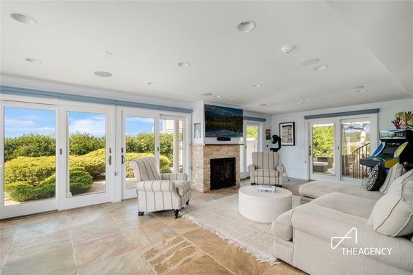 Fireplace, Interior, Living room, Piano, Recessed Lighting