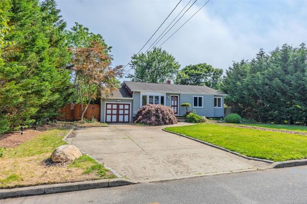Attached, Exterior, Facade, Cape Cod